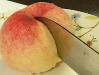 桃のくぼみに沿って、包丁を入れる